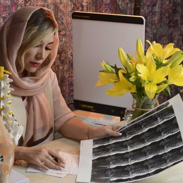 دکتر آوامهر در حال خواندن ام آر آی بیمار